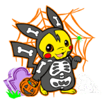 Pikachu fantasiado com um traje de esqueleto, segurando uma abóbora de Halloween, cercado por teias de aranha e decorações de Halloween, ideal para a celebração da data.