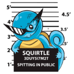 Squirtle cartoon em uma ficha policial, com óculos escuros e segurando uma placa que diz "SPITTING IN PUBLIC" (cuspingando em público). Fundo com marcadores de altura.