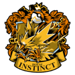 Emblema da Casa Instinct do Pokémon, apresentando Zapdos, um Pokémon elétrico, cercado por elementos de design em amarelo e laranja, com uma Pokébola no topo. Ideal para fãs de Pokémon e cultura pop.