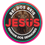 Imagem com o texto "Rei dos Reis Jesus Senhor dos Senhores", apresentando a figura de um leão majestoso ao fundo, simbolizando força e realeza. Ideal para temas religiosos e de fé.