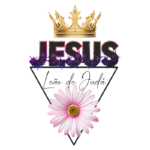 Imagem com o texto "JESUS" em destaque, adornado por uma coroa dourada e flores, simbolizando fé e espiritualidade. Abaixo, uma flor rosa adiciona um toque de beleza e serenidade.