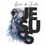 Ilustração de um leão com detalhes em azul e branco, representando o "Leão de Judá", com a palavra "Jesus" em destaque. Ideal para temas religiosos e de fé.
