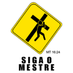 Sinal amarelo com figura de uma pessoa carregando uma cruz, acompanhado do texto "Siga o Mestre" e referência bíblica MT 16:24.