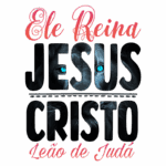 Texto com a frase "Ele Reina Jesus Cristo Leão de Judá", destacando a figura de um leão com olhos azuis, simbolizando força e majestade. Ideal para temas religiosos e de fé cristã.