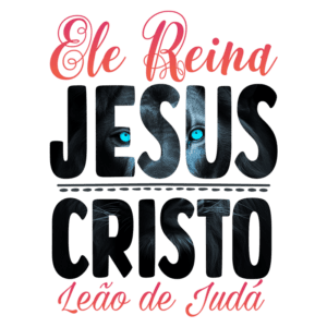 Texto com a frase "Ele Reina Jesus Cristo Leão de Judá", destacando a figura de um leão com olhos azuis, simbolizando força e majestade. Ideal para temas religiosos e de fé cristã.