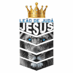 Imagem com o texto "Leão de Judá Jesus", apresentando um leão majestoso com olhos azuis e uma coroa dourada no topo. O design é moderno e simboliza força e fé.