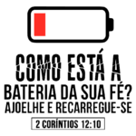 Imagem com uma bateria quase descarregada e texto que questiona sobre a "bateria da fé", incentivando a oração e o reabastecimento espiritual, referenciando 2 Coríntios 12:10.