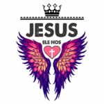 Design gráfico com asas coloridas em tons de rosa e roxo, acompanhado do texto "JESUS ELE NOS" e uma cruz em um coração, simbolizando fé e proteção. Ideal para temas religiosos e espiritualidade.