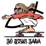 Ilustração de uma figura com cabelo longo e barba, usando óculos escuros, andando de skate. A figura está vestida com uma túnica branca e uma capa vermelha, com uma mão estendida. Abaixo, está escrito "Só Jesus Salva". O fundo é verde.