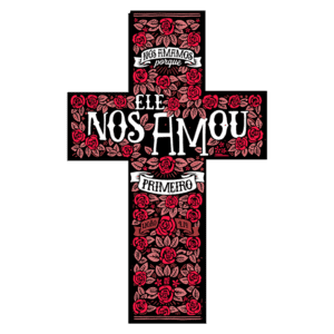 Cruz decorativa com flores em tons de rosa, contendo a frase "Ele nos amou primeiro" em destaque, simbolizando amor e fé. Ideal para temas religiosos e de espiritualidade.