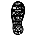 Imagem de uma sola de sapato com a frase "Nós andamos por fé e não pelo que vemos" e a referência bíblica 2 Coríntios 5:7, destacando a importância da fé na vida cristã.