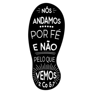 Imagem de uma sola de sapato com a frase "Nós andamos por fé e não pelo que vemos" e a referência bíblica 2 Coríntios 5:7, destacando a importância da fé na vida cristã.