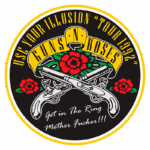 Logotipo da turnê "Use Your Illusion" de 1992 da banda Guns N' Roses, apresentando duas pistolas cruzadas decoradas com rosas vermelhas e amarelas, enfatizando uma estética rock e rebelde.
