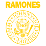 Logotipo da banda Ramones, com o nome "RAMONES" em amarelo na parte superior e um emblema circular apresentando uma águia, estrelas e os nomes dos membros Johnny, Joey, Dee Dee e Tommy, também em amarelo, em um fundo verde.
