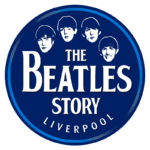 Logotipo do The Beatles Story, um museu dedicado à história da famosa banda britânica, localizado em Liverpool, com representações dos membros da banda em um círculo azul.