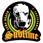 Logotipo da banda Sublime, apresentando a imagem de um cão com fundo em cores vibrantes, localizado em Long Beach, Califórnia. Texto em destaque "Sublime" com estilo gótico, realçando a conexão com o reggae e a cultura californiana.