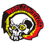Logotipo do Pearl Jam com um estilo de arte gráfica que apresenta uma caveira, o nome "Pearl Jam" em vermelho e "Riot Act" em preto, envolta por um círculo amarelo e vermelho. Ideal para fãs de rock e música ao vivo.