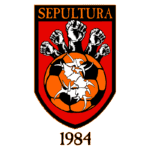 Logo da banda Sepultura, lançada em 1984, apresentando um design que combina elementos de punhos levantados e uma bola de futebol, simbolizando força e rebeldia.
