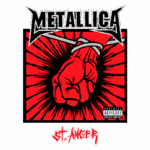 Capa do álbum "St. Anger" da banda Metallica, apresentando um punho cerrado em fundo vermelho e gráficos explosivos, destacando o título em estilo agressivo e marcante.