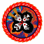Logotipo da banda Kiss, apresentando as icônicas máscaras dos integrantes em um design vibrante e colorido, com o título "Rock and Roll Over" em destaque, cercado por uma borda chamativa com elementos cósmicos e chamas.