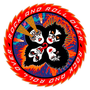 Logotipo da banda Kiss, apresentando as icônicas máscaras dos integrantes em um design vibrante e colorido, com o título "Rock and Roll Over" em destaque, cercado por uma borda chamativa com elementos cósmicos e chamas.