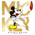 Mickey Mouse puxando uma cortina, com destaque para o nome "Mickey" em letras douradas e a data "since 1928". Ilustração vibrante do famoso personagem da Disney, usando sapatos amarelos e expressando surpresa.