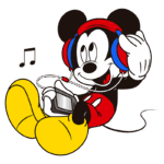 Mickey Mouse ouvindo música com fones de ouvido e segurando um dispositivo de áudio, sentado e sorrindo.