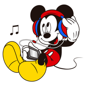 Mickey Mouse ouvindo música com fones de ouvido e segurando um dispositivo de áudio, sentado e sorrindo.