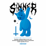 Imagem de uma ilustração de um gato azul estilizado, com a palavra "SINNER" em destaque no topo. O gato levanta uma das patas, com um fundo gráfico que inclui um símbolo de cruz e elementos decorativos. A arte é parte de uma coleção de streetwear, transmitindo uma mensagem sobre a vaidade e a consciência.