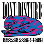 Imagem de um tigre estilizado, deitado e com uma paleta de cores vibrantes em azul e rosa, acompanhado do texto "DON'T DISTURB" e "BEWARE ANGRY TIGER" em letras grandes. Ideal para produtos ou mensagens de alerta sobre descanso e proteção.