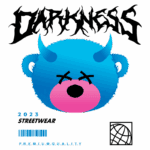 Ilustração de um ursinho azul estilizado com detalhes em rosa, representando a coleção de streetwear "Darkness" 2023, destacando a qualidade premium do produto.