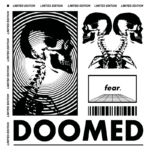 Arte gráfica em preto e branco com elementos de caveiras e espinha dorsal, acompanhada do texto "DOOMED" e "fear.", destacando uma estética de edição limitada e temas de medo. Ideal para colecionadores de arte contemporânea e fãs de designs ousados.