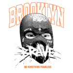 Imagem com design gráfico que apresenta a palavra "BROOKLYN" em destaque, acompanhada de "STREET DIVISION". O fundo verde destaca uma figura com máscara, com as palavras "HATE" e "BRAVE" em destaque, e uma mensagem motivacional sobre enfrentar desafios e mudanças. Ideal para moda urbana e cultura streetwear.