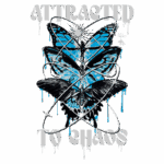Design gráfico com borboletas estilizadas em azul e preto, acompanhadas da frase "ATTRACTED TO CHAOS". O fundo apresenta um efeito de tinta gotejante, criando uma estética urbana e contemporânea. Ideal para quem busca expressar individualidade e apelo visual.