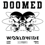 Design gráfico de camiseta com o tema "Doomed Worldwide 2023", apresentando crânios estilizados e elementos de streetwear urbano.