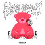 Desenho de um urso de pelúcia rosa com a inscrição "Bear Brand" em estilo gráfico. Abaixo, está escrito "False Hope" em letras grandes, e há um selo de "Premium Quality" com um globo. Estilo streetwear moderno.