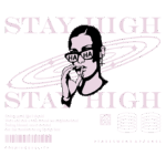 Imagem de design gráfico com a frase "STAY HIGH" em destaque, apresentando uma mulher estilizada usando óculos escuros e segurando um cigarro. O fundo inclui elementos cósmicos e um estilo urbano, representando a moda streetwear. A arte transmite uma sensação de descontração e positividade, com um toque de humor.
