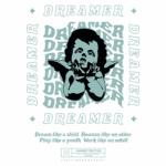 Ilustração de um anjo com uma expressão sonhadora, cercado pela palavra "DREAMER" repetida em diferentes tamanhos e estilos. O design inclui a frase inspiradora "Sonhe como uma criança, raciocine como um idoso, brinque como um jovem, trabalhe como um adulto", promovendo uma mensagem de equilíbrio entre sonho e responsabilidade. Ideal para moda streetwear.