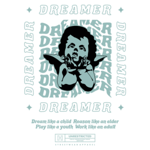 Ilustração de um anjo com uma expressão sonhadora, cercado pela palavra "DREAMER" repetida em diferentes tamanhos e estilos. O design inclui a frase inspiradora "Sonhe como uma criança, raciocine como um idoso, brinque como um jovem, trabalhe como um adulto", promovendo uma mensagem de equilíbrio entre sonho e responsabilidade. Ideal para moda streetwear.