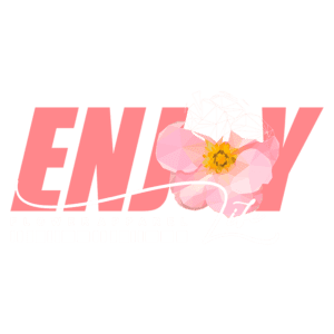Logotipo da marca "Enjoy Flower Apparel", apresentando o nome em letras grandes e coloridas, com uma flor estilizada em tons de rosa e amarelo, simbolizando um estilo de vida alegre e conectado à natureza.