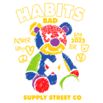 Ursinho colorido com design artístico, destacando a frase "HABITS BAD" e elementos gráficos como corações, símbolos de paz e a marca "SUPPLY STREET CO". Ideal para moda urbana e cultura pop em 2023.