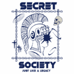 Imagem de um design gráfico com o texto "SECRET SOCIETY JUST LIKE A LEGACY". O fundo apresenta uma ilustração de um guerreiro com um capacete estilizado, cercado por elementos decorativos como correntes, estrelas e um crânio, evocando temas de mistério e legado.