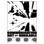 Pôster artístico com fundo preto e elementos gráficos em verde, apresentando a frase "COMMUNICATION NOT AVAILABLE" em destaque, acompanhada de estrelas e linhas dinâmicas, sugerindo movimento. A parte inferior contém uma lista de nomes, possivelmente de artistas ou colaboradores.