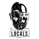 Imagem de uma arte gráfica em preto e branco representando um rosto humano estilizado, com detalhes em brilho e gotejamento. Inclui a frase "LOCALS ONLY" em destaque e uma etiqueta da marca Sixtwo+, indicando edição limitada. Data e local, "24.09.1989, CALIFORNIA", também estão incluídos. Ideal para moda urbana e cultura streetwear.