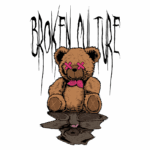 Ursinho de pelúcia com olhos cobertos por fitas rosa e laço, refletindo em uma superfície escura, com a palavra "BROKEN CULTURE" em estilo gráfico acima. Ideal para produtos de moda alternativa e cultura urbana.