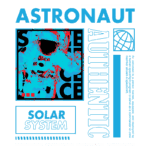 Imagem estilizada de um astronauta em um fundo vibrante, com texto destacando "Astronauta", "Sistema Solar" e "Edição Limitada". A arte representa a exploração espacial e a autenticidade da experiência de um astronauta.