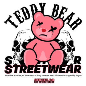 Ilustração de um urso de pelúcia rosa com expressão triste, cercado por caveiras, com a frase "Teddy Bear Streetwear". O design combina elementos de cultura streetwear e arte urbana, destacando a mensagem sobre aproveitar o tempo e viver autenticamente.