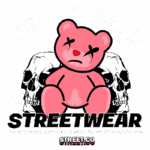 Ilustração de ursinho de pelúcia rosa com expressão triste, acompanhado de crânios, com a palavra "STREETWEAR" em destaque. Design moderno e ousado, ideal para moda urbana.