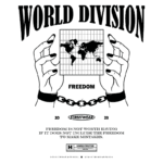 Ilustração de uma camiseta de streetwear com a frase "WORLD DIVISION" e a palavra "FREEDOM" em destaque. As mãos seguram um mapa do mundo, simbolizando a luta pela liberdade, com correntes ao redor dos pulsos. Design moderno e provocativo para 2023.