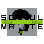 Imagem com design moderno apresentando a marca "Soul Mate". Inclui texto informativo sobre vestuário premium autêntico, com destaque para "Nova Chegada" e "Divisão Internacional". O fundo é em tons de cinza e verde, com a silhueta de um rosto.